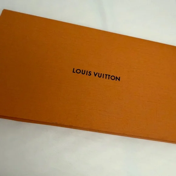 Louis Vuitton Tan and White Tag - Picture 5 of 11